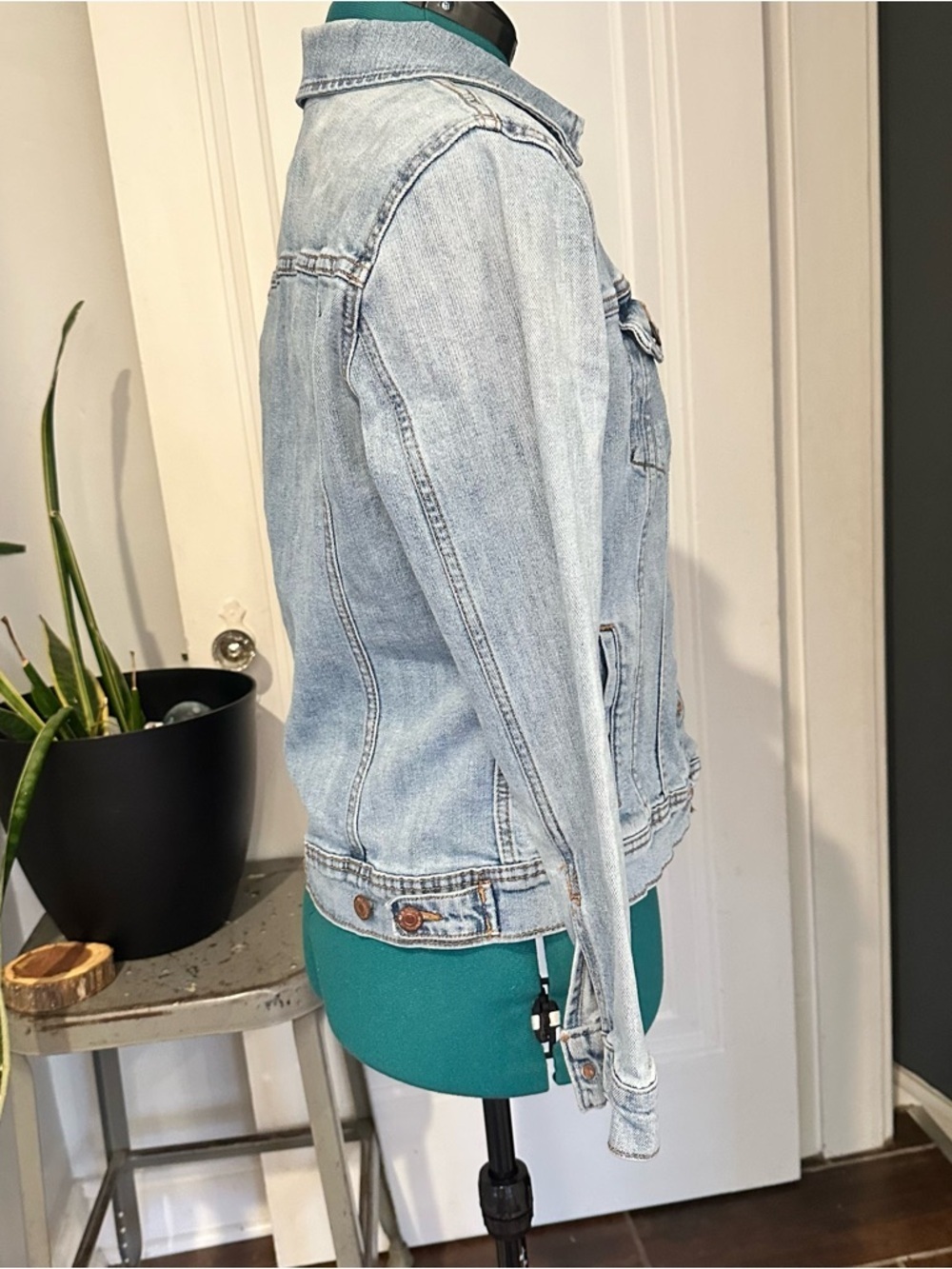 Old Navy Light Wash Blue Denim Jacket - Picture 3 of 7